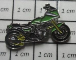 316C Pin's Pins / Beau Et Rare / MOTOS / GROSSE MOTO SPORTIVE VERTE ET BLANCHE - Motos