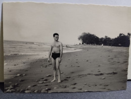 1957 Photo LA GUAIRA Venezuela. Italian Sailor On The Beach. - América