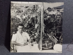 1956 Photo  Waikiki Beach Honolulu. Sailor With Bag Of Olimipic Games Melbourne - Oceanië