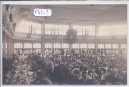 CARTE-PHOTO- A IDENTIFIER- BANQUET A L INTERIEUR D UNE HALLE- OU ?- MARQUEE CROSIER AU DOS - To Identify