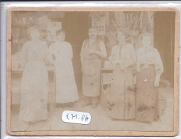 PHOTO ORIGINALE- COLLEE SUR CARTON 12X9- DEVANTURE ANIMEE D UNE EPICERIE-MERCERIE-BAZAR... - Anciennes (Av. 1900)