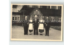 42367549 Altenberg Erzgebirge Waldschaenke Altes Raupennest Maenner Frauen Trach - Geising