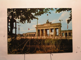 Berlin - Brandenburger Tor Mit Mauer Und Stacheldraht - Porte De Brandebourg