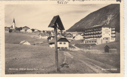 E1123) BERWANG - 1350m Im Außerfern - FOTO AK Mit Holzkreuz Am Weg U. Blick Auf Häuser U. Hotel SINGER - Berwang