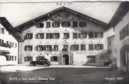 E1135) REUTTE In Tirol - Gasthof SCHWARZER ADLER Mit Altem AUTO Detail Davor - Reutte