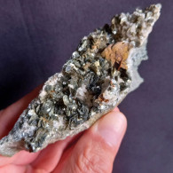 #R44 - Bello SIDERITE, MUSCOVITE, ADULARIA Cristalli (Scimfuss, Ticino, Svizzera) - Minéraux