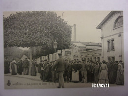 NOISIEL (Seine Et Marne) LA RENTREE DE MIDI A L'USINE - Noisiel