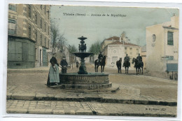 94 THIAIS Avenue De La Répiblique Femme à La Fontaine Cabvaliers Militaires Couleur 1907 Timb   D12 2022 - Thiais