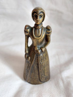 Superbe Clochette En Bronze 19e Siècle Représentant Une Femme Du Moyen âge - Bronzen