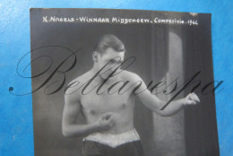Boksen Bokser Boxeur Boxing Boxer  "K.NAGELS" Middengewicht  Competitie Kampioen !1942   Fotokaart Photo HALLEUX Berchem - Boxe