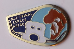 P91 Pin's Fusée Espace Astro EPINAL MJC VOSGES Space AFRIQUE Africa Achat Immédiat Immédiat - Espacio