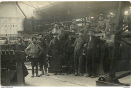 CARTE PHOTO  INTERIEUR D'USINE ET OUVRIERS - Industrial