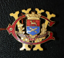 Rare ! Très Belle Broche Insigne "Armoiries De Voiron" Isère - Brooches