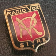 Insigne émaillé Années 40 "Radio / TSF - Radiovox S.I.T.R.E." - Autres & Non Classés