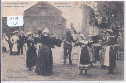 NANTES- 1910- SOUVENIR DU VILLAGE BRETON- LA RONDE SUR LA PLACE DE L EGLISE - Nantes
