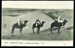 A65  ALGERIE CPA  SCENES ET TYPES - TOUAREGS DANS LES DUNES - Verzamelingen & Kavels