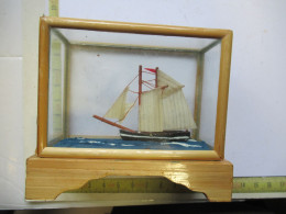 LADE 55 - ZIEIBOOT IN GLAZEN BAK - VOILIER DANS UNE BOÎTE EN VERRE - 10 X 8 CM - Sonstige & Ohne Zuordnung