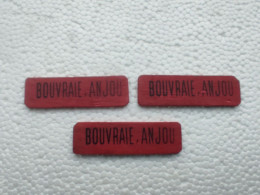 3 Jetons Publicitaires En Bois BOUVRAIE, ANJOU De L'autre Coté VIGNOBLES ET CAVES (rouge) - Alcohols