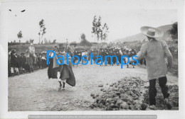 220941 EQUATOR COSTUMES MANIFESTACION DE INDIOS NATIVE OTOVALEÑOS YEAR 1950 POSTAL POSTCARD - Ecuador