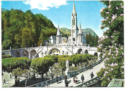 LA BASILIQUE- THE BASILICA / LA BASILICA.-  LOURDES.- FRANCIA - Luoghi Santi