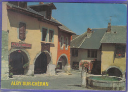 Carte Postale 74. Alby-sur-Chéran  Café Des Arcades Et Fontaine  Place Du Trophée   Très Beau Plan - Alby-sur-Cheran