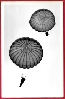 CPA CPSM Sports - Parachutisme Parachutistes Parachute - Parachutisme