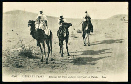 A65  ALGERIE CPA  SCENES ET TYPES - TOUAREGS SUR LEURS MEHARA TRAVERSANT LES DUNES - Collezioni E Lotti