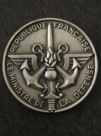 MEDAILLE BRONZE LE MINISTERE DE LA DEFENSE REPUBLIQUE FRANCAISE 164g 73mm - Frankreich