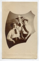 MODE CARTE PHOTO Un Beau Trio Deux Jeunes Hommmes Et Jeune Fille Aux Chapeaux   27 Aout 1909    D18 2023 - Mode