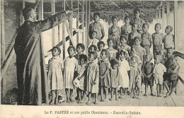 PAPOUASIE/Nouvelle Guinée , Le Pere Fastré Et Ses Petits Chanteurs , * 400 87 - Papoea-Nieuw-Guinea