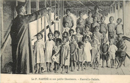 PAPOUASIE/Nouvelle Guinée , Le Pere Fastré Et Ses Petits Chanteurs , * 400 87 - Papouasie-Nouvelle-Guinée