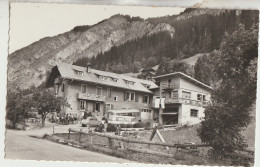 La Chapelle D'Abondance  1020m 74  Carte Glacée Non Circulée  Pension Savoya Avec Terrasse Animée Et Autocar-Voiture - La Chapelle-d'Abondance