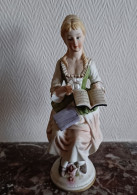 STATUETTE En Biscuit, Jeune Femme Assise, Un Livre à La Main - Altri & Non Classificati