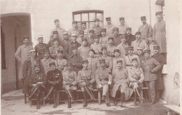 TRES BELLE CARTE PHOTO / MAGASIN DU GENIES / OFFICIERS  / NOMBREUX REGIMENTS REPRESENTES - Uniformi