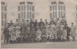 TRES BELLE CARTE PHOTO / OFFICIERS  / NOMBREUX REGIMENTS REPRESENTES - Uniformi