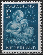Plaatfout Rakelkras In De Zegelrand Onder (zegel 91-100) In 1944 Winterhulpzegels 40 + 10 Ct Blauw NVPH 427 PM 2 * - Abarten Und Kuriositäten