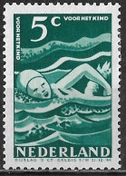 Plaatfout Groen Krasje In De Golf Iets Onder De Arm In 1948 Kinderzegels 5 + 3 Ct Blauwgroen NVPH 509 PM 12* - Variétés Et Curiosités