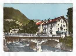 CPM. 15 X 10,5  -  TANINGES  -  L'Hôtel  National  Et   Le  Pont  Sur  Le  Foron - Taninges