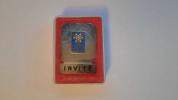 Badge "Invité" Des Jeux Olympiques De Grenoble 1968 - Habillement, Souvenirs & Autres