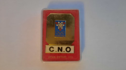 Badge "Comité National Olympique" Des Jeux Olympiques De Grenoble 1968 - Bekleidung, Souvenirs Und Sonstige