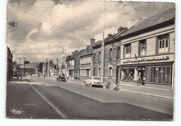 Longueau Avenue Henri Barbusse. Postée 1959 . Edit Cim  CPSM Bar Tabac Journeaux.  Voitures Automobiles - Longueau