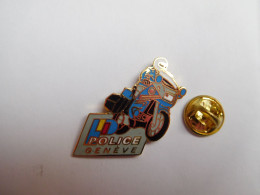 Superbe Pin's En EGF , Police De Genève , Moto BMW ,  SUISSE , Signé APEC - Police