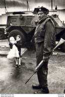 BELFAST 1972 La Petite Fille Et Le Soldat Noir  ............ Dédicacée PAR CHRISTINE SPENGLER / SYGMA En 1986 - Belfast