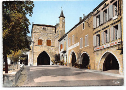 Monflanquin, Place Maréchal Foch Et Maison Du Prince Noir (XIIIè S.) (Pharmacie P. Villatte) Cpsm Edit Cim  - Monflanquin