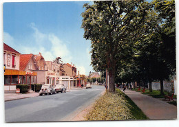 COMBS LA VILLE  Rue De La République. Allée Des Marronniers  Edit Cim  Ecrite 1975. Automobile. Renault 4cv.. Coiffeur - Combs La Ville