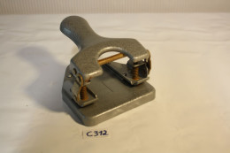 C312 Ancien Perforatrice - Administration - Industrie - Métal - Matériel Et Accessoires