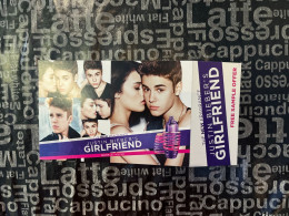 (31-12-2023) Special Postcard - Girlfriend (pperfule By Justin Bieber) (postcards With Attached Side) - Mode