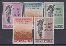 Vaticano Nuovi:  N. 333-7 - Unused Stamps