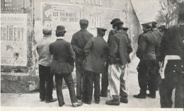 La Grève Des Cheminots - Les Grévistes Lsant Une Affiche De Leur Syndicat - Labor Unions