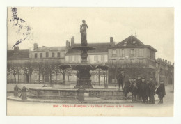 51/CPA A - Vitry Le François - La Place D'Armes Et La Fontaine - Vitry-le-François